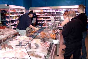 60 Prozent vom Umsatz an der Fischtheke werden mit den Profikunden aus der Gastronomie erwirtschaftet, 40 Prozent entfallen auf gewerbliche Endverbraucher.